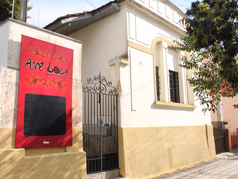 Ave Lola 2010